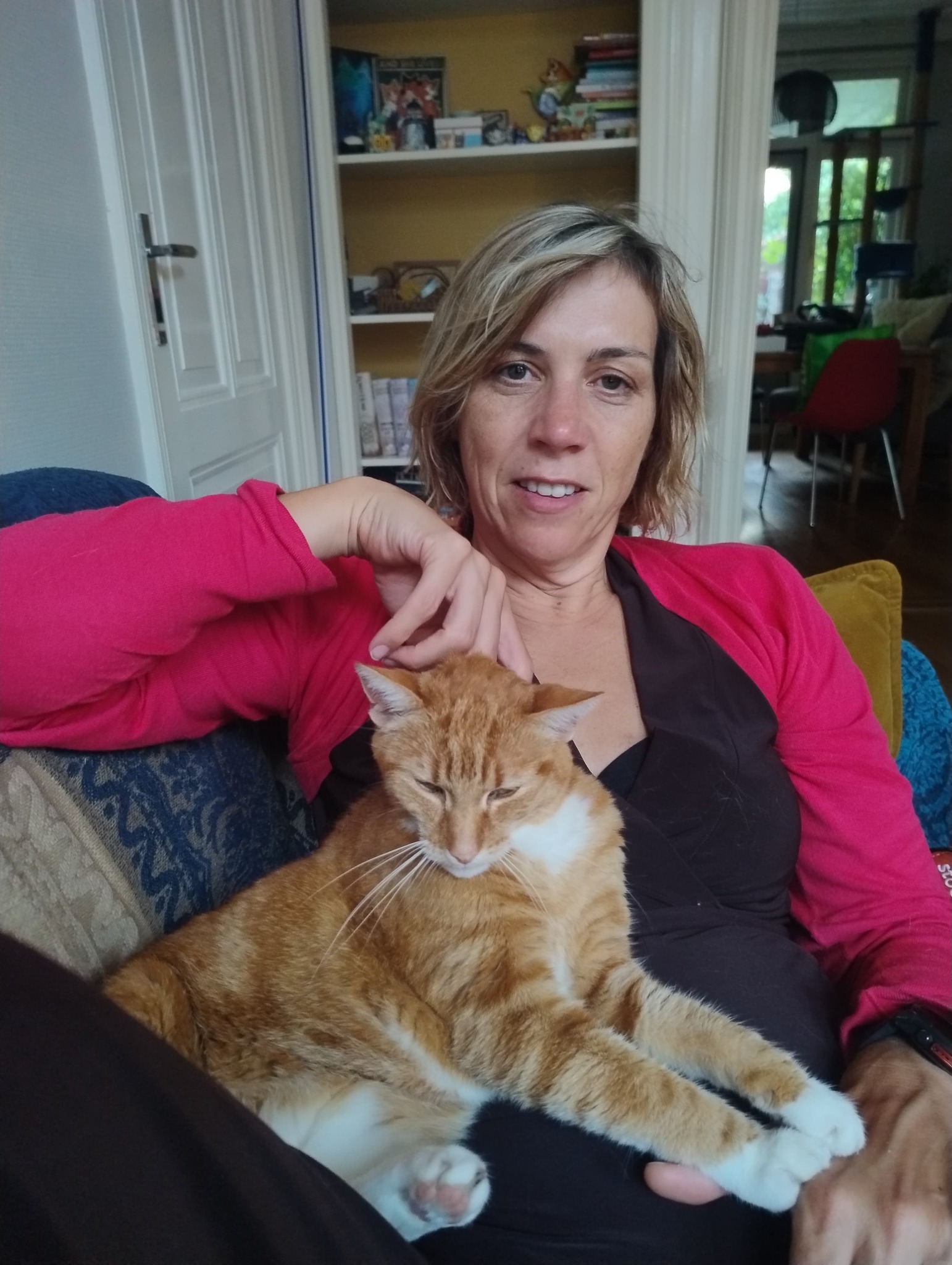 Marieke thuis op de bank met Pip